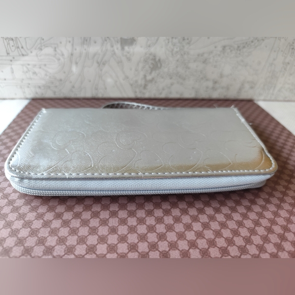 4/$50⭐️Silver Heart Embossed Wallet - Picture 8 of 10